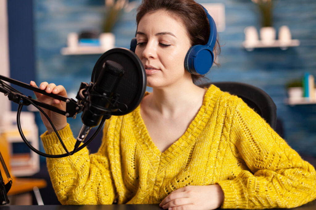 COMO? 62 creative influencer with headphones preparing to s 2022 03 25 18 18 07 utc scaled e1682892306595